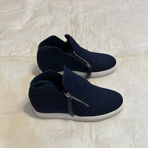 Steve Madden blue platform sneaker, size 7.5